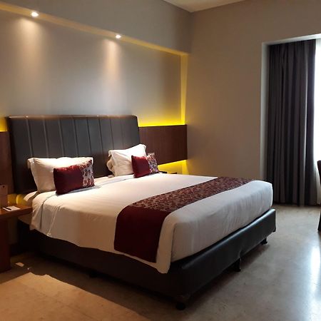 Demelia Hotel Makassar Extérieur photo
