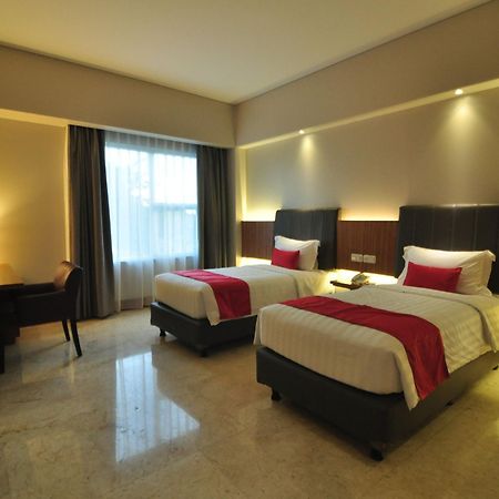 Demelia Hotel Makassar Extérieur photo
