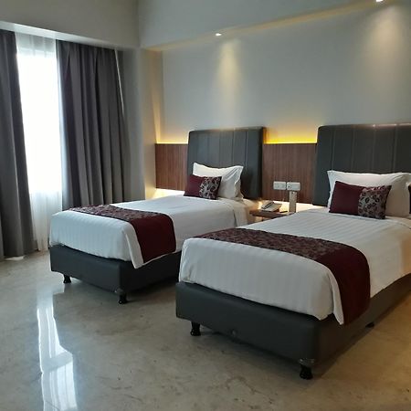 Demelia Hotel Makassar Extérieur photo