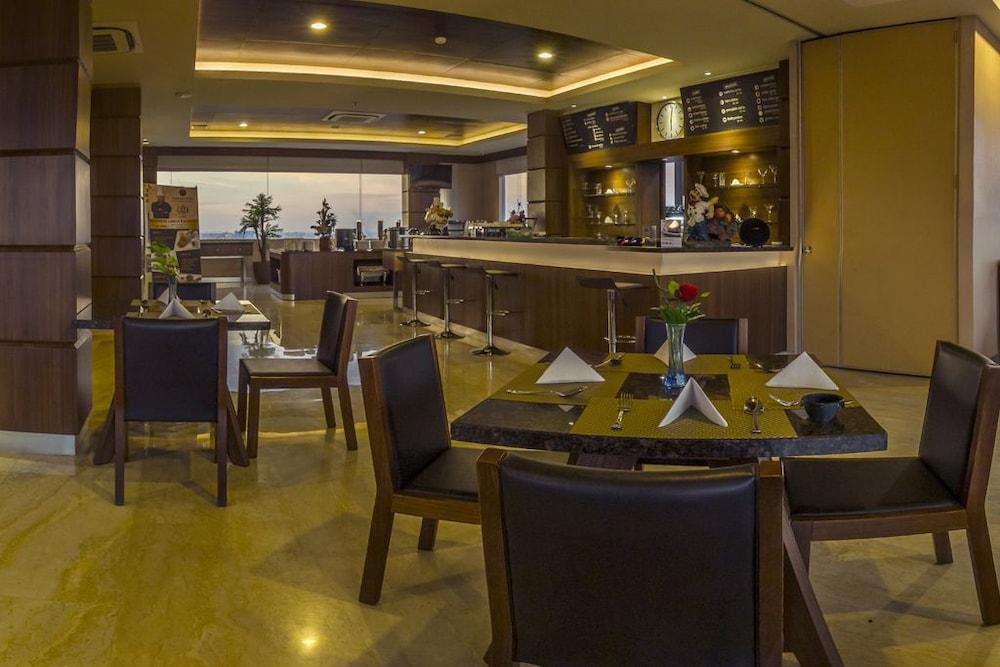 Demelia Hotel Makassar Extérieur photo