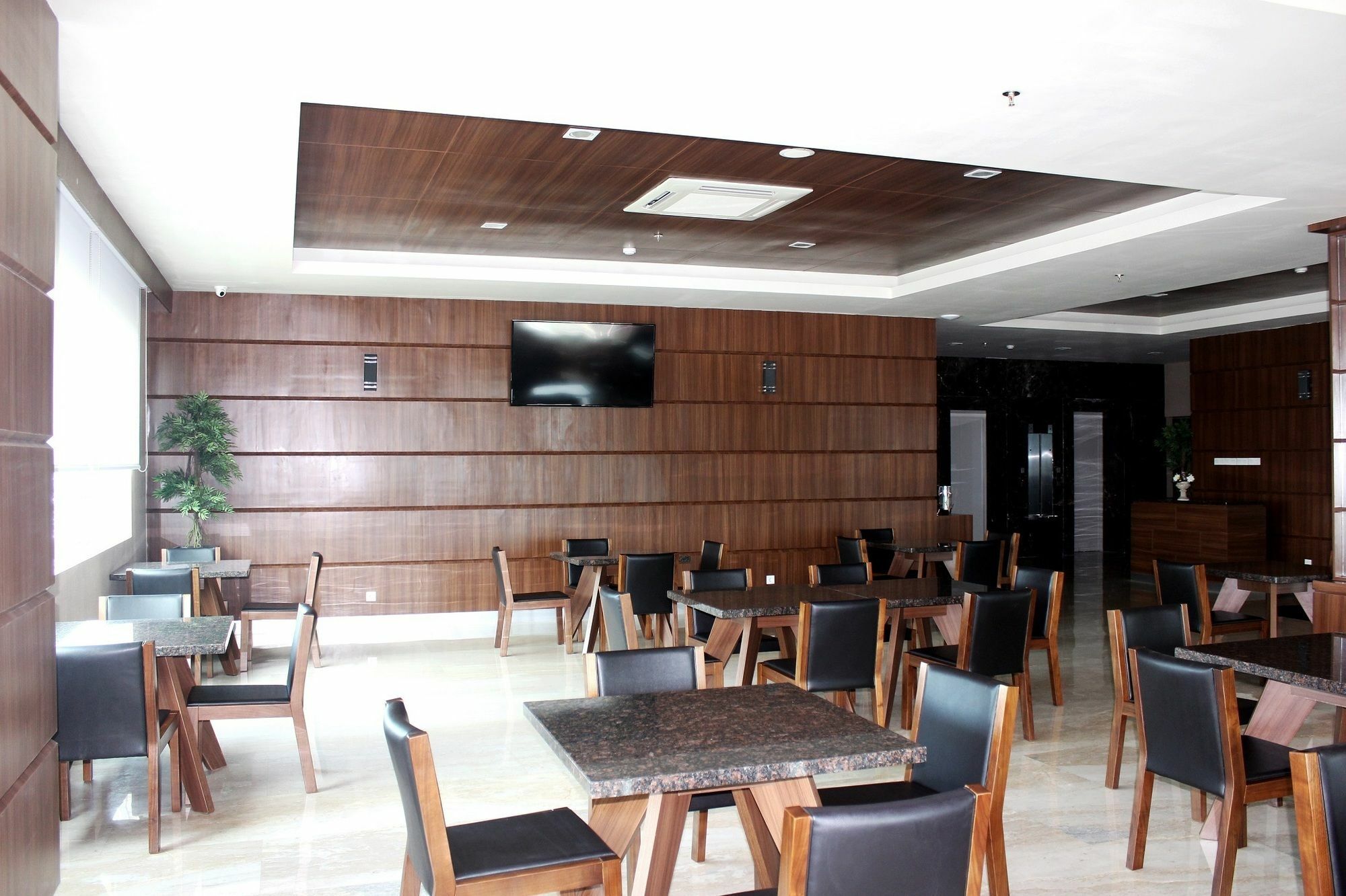 Demelia Hotel Makassar Extérieur photo